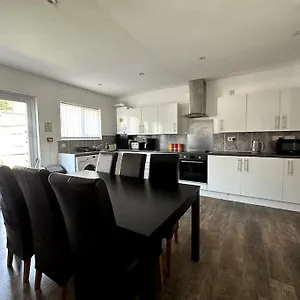  Holiday home Spacious Holiday Near Tube Station - By Starlet United Kingdom